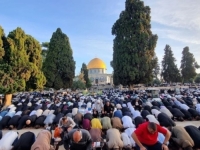 PRKOS KOJI IZRAELSKE BARIJERE NE MOGU ZAUSTAVITI: Više od 140 hiljada vjernika preplavilo Al-Aksu, Jerusalemom odjeknuo ezan slobode i suza za Gazu! (VIDEO)