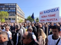 UZ ZVUKE PIŠTALJKI I SIRENA ZA UZBUNU: Počeo Prvomajski skup podrške radnicima Nove Željezare u Zenici...