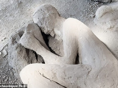 JEZIVO OTKRIĆE U RUŠEVINAMA POMPEJA: Naučnici skenirali tijelo muškarca i otkrili šta je čvrsto stezao uz stomak dok ga je gutala LAVA