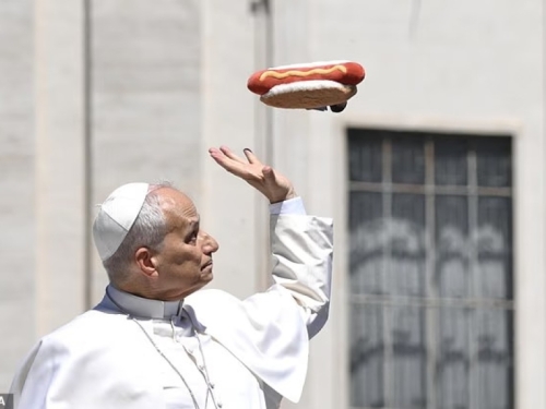 PLIŠANI HOT-DOG LETIO KROZ VATIKAN: Papa se šalio s vjernicima, pa otkrio svoje 'grešne' kulinarske navike