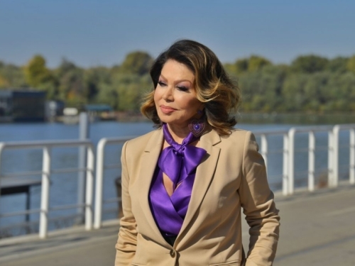 NEDA UKRADEN NEPREPOZNATLJIVA: Pjevačica najavila album i pokazala potpuno drugačiji stil (FOTO)