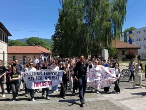 ZENICA ODALA POČAST ŽRTVAMA PRIJEDORA: Mimohodom i bijelim trakama poslata snažna poruka protiv zaborava