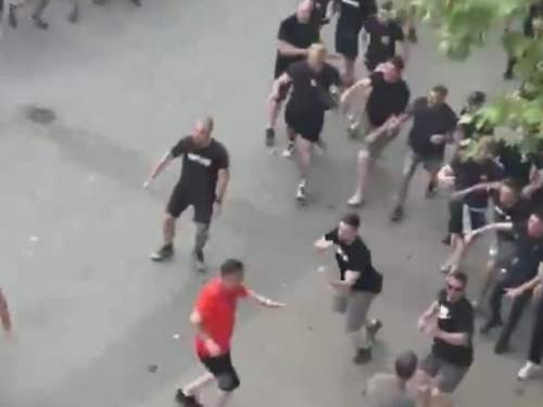 OPŠTI HAOS U EVROPSKOM GRADU: Izbila brutalna tuča, letjele stolice, čaše i flaše, policija privela desetine nasilnika... (VIDEO)