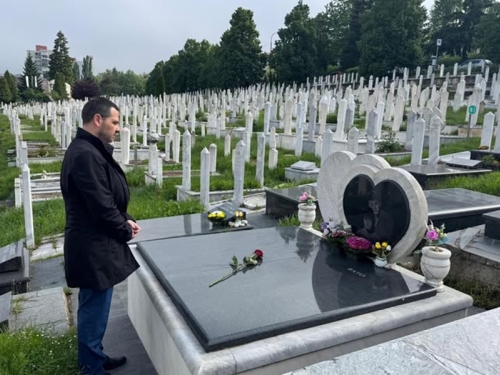 'NEKI ZAGRLJAJI TRAJU DUŽE OD ŽIVOTA': Magazinović odao počast mladim Sarajlijama...