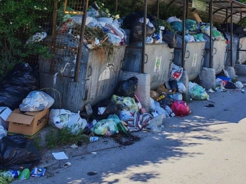 BAJRAM PRED VRATIMA, A SMEĆE NA ULICAMA: Sramotna slika iz sarajevskog naselja