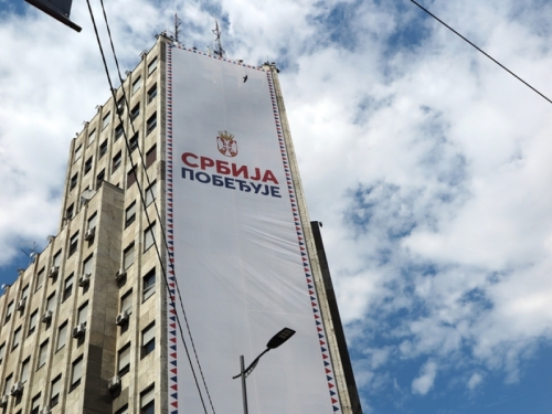 BEOGRAD NA NOGAMA ZBOG OGROMNOG REKLAMNOG PLATNA SNS-a: Njihov ministar tvrdi da ne zna ko ga je postavio