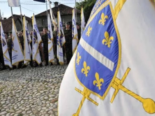 STIŽU ČESTITKE POVODOM 9. MAJA: Danas se u BiH obilježava Dana pobjede nad fašizmom i Dana Zlatnih ljiljana