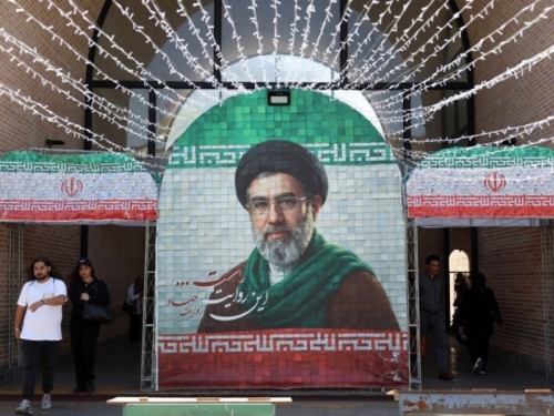 MOJTABA HAMENEI SE U RIJETKOJ PORUCI OBRATIO IRANCIMA: Evo šta im je rekao