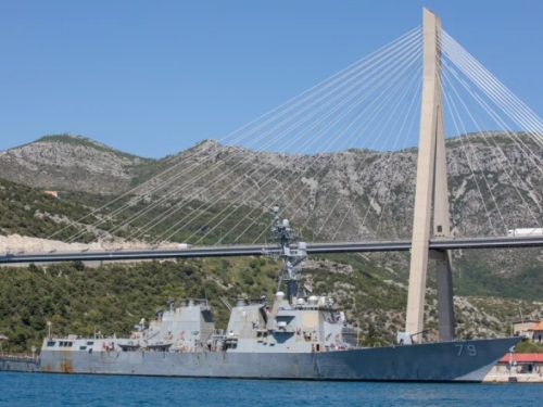 MOĆNA AMERIČKA GRDOSIJA USIDRENA U DUBROVNIKU: Milanović osporava zakonitost dolaska