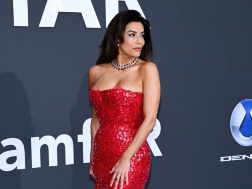 SVI SU GLEDALI U DEKOLTE I SAVRŠENU FIGURU:  Kakva haljina, kakva silueta: Eva Longoria sve je ostavila bez riječi u ovom izdanju (FOTO)