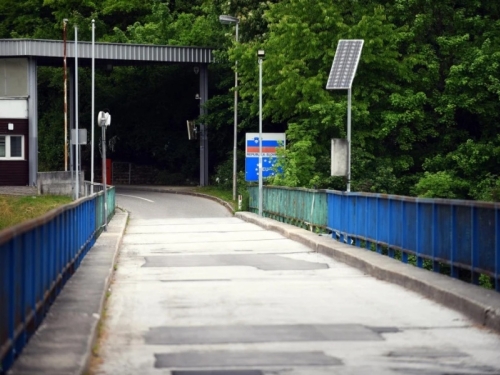 TUŽNA PRIČA O LJUDSKOJ BEŠĆUTNOSTI: Četverica migranata se ugušila? U kombiju ih je bilo više od...