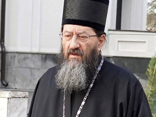SKANDAL U SRPSKOJ PRAVOSLAVNOJ CRKVI: Mitropolit Justin smijenjen jer je studente iz Novog Pazara smjestio u manastirski konak