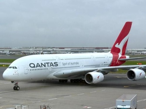 LUDILO NA LETU: Putnik ugrizao člana posade, avion prinudno sletio