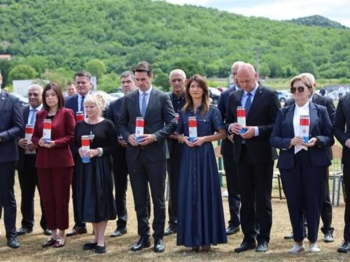 NA RADMILJI ČOVIĆEV HDZ ODAO POČAST ZA ŽRTVE BLEIBURGA: U prvom planu Sanja Vlaisavljević i Darijana Filipović