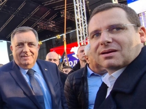 VIC DANA: Došao Rašo Kovačević kod Dodika na jutarnji brifing, a onda je problijedio od straha...