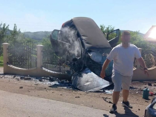 AUTOMOBIL ZAVRŠIO NA OGRADI: Poznat identitet mladića koji je poginuo u nesreći kod Modriče, dvojica u bolnici
