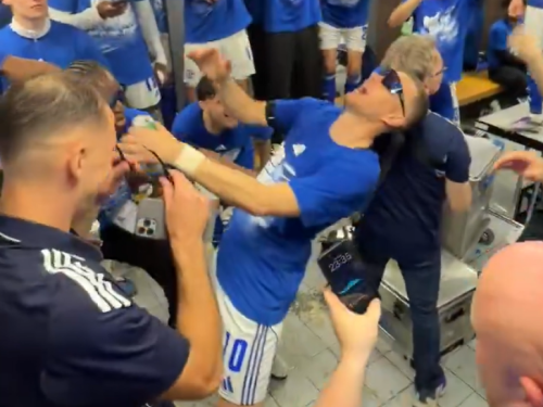 NIKO KAO DIJAMANT: Pogledajte šou koji je Džeko priredio u svlačionici Schalkea (VIDEO)