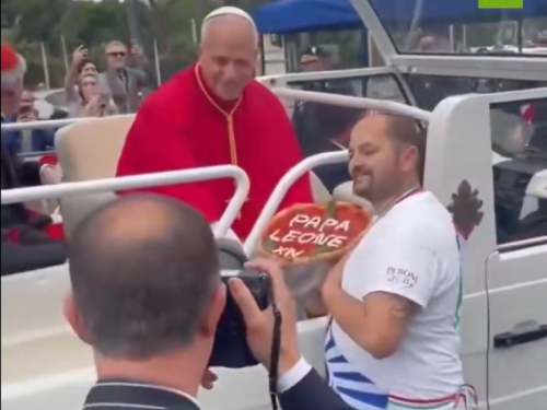 HIT VIDEO: Obezbjeđenje ga nije moglo zaustaviti, pica majstor usred vožnje uručio Papi specijalno iznenađenje (VIDEO)