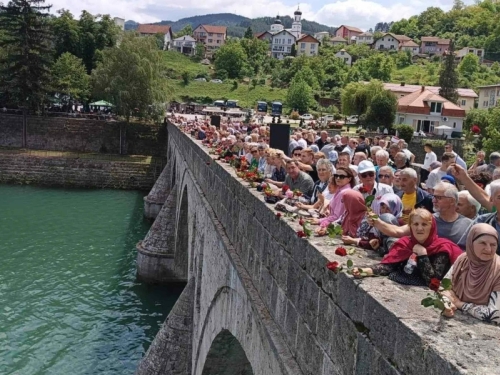 MUČILI, UBIJALI, SPALJIVALI...: Obilježena 34. godišnjica masovnih zločina nad Bošnjacima Višegrada