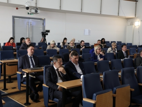 NAKON FEMICIDA U SARAJEVU: U Skupštini Kantona Sarajevo pokrenuta inicijativa za uvođenje SOS narukvica