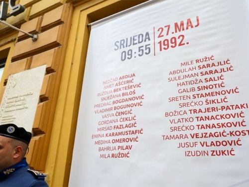 STAJALI SU U REDU ZA KRUH: 34. godišnjica ubistva 26 građana Sarajeva u tadašnjoj ulici Vase Miskina...