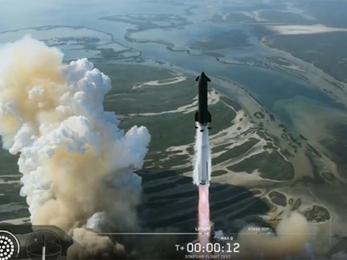 ZABRINUTI POGLEDI U NEBO: Kompanija SpaceX Elona Muska lansirala dosad najveću raketu, nije sve išlo glatko...