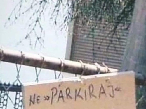 HIT NA INTERNETU: Upozorenje na žici ispred kuće u Srbiji nasmijalo regiju...