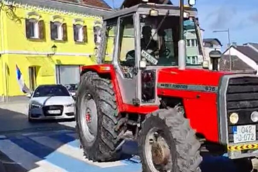MATURANTI IZNENADILI SVE: Kolonu vozila u bh. gradu predvodila tri mlada traktorista (VIDEO)
