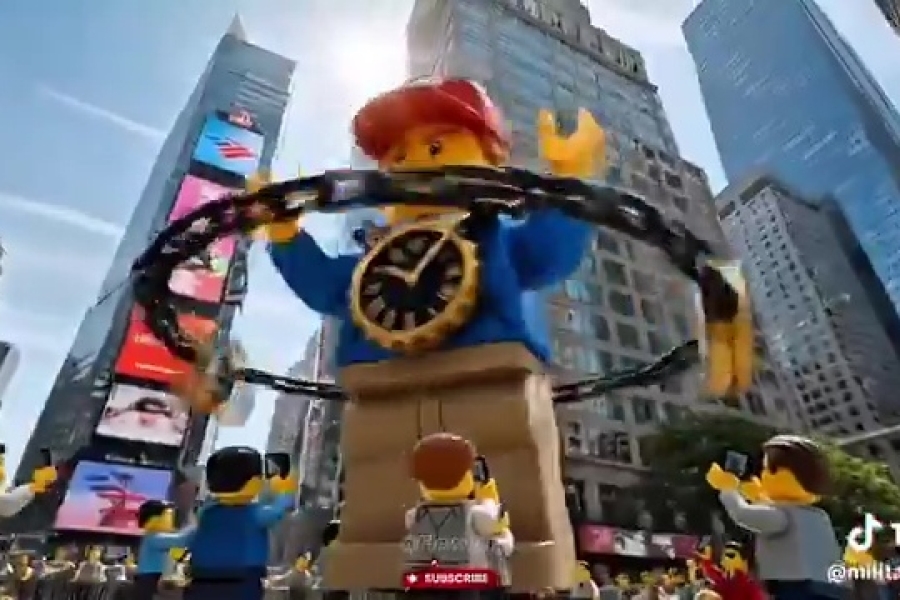 NOVI VIRALNI LEGO VIDEO: Amerika tone, Trump s obale posmatra (VIDEO)