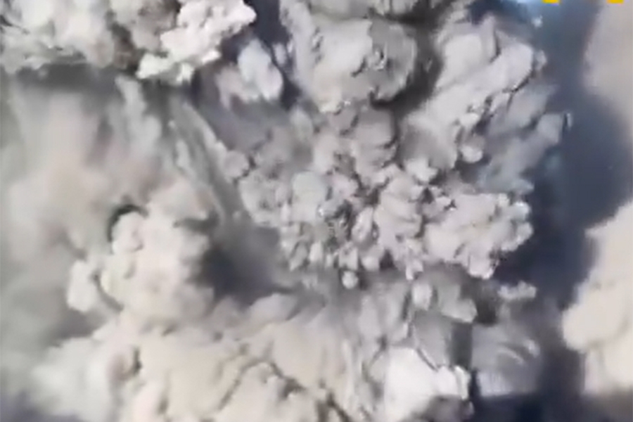 DRAMATIČNE SNIMKE: Nove erupcije vulkana Dukono, nastavljena potraga za tri nestala...