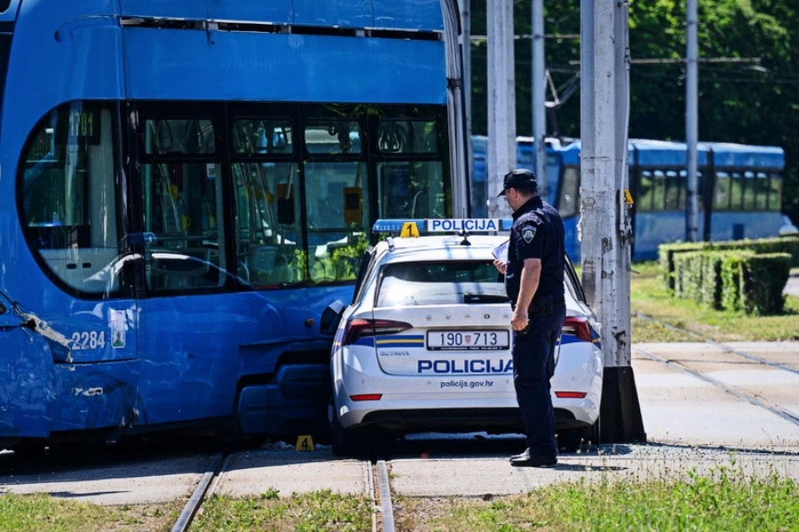 HAOS U ZAGREBU: Sudar tramvaja i policijskog auta izazvao zastoj