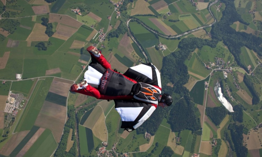NESREĆA U ŠVICARSKIM ALPAMA: Nijemac skočio u wingsuit odije