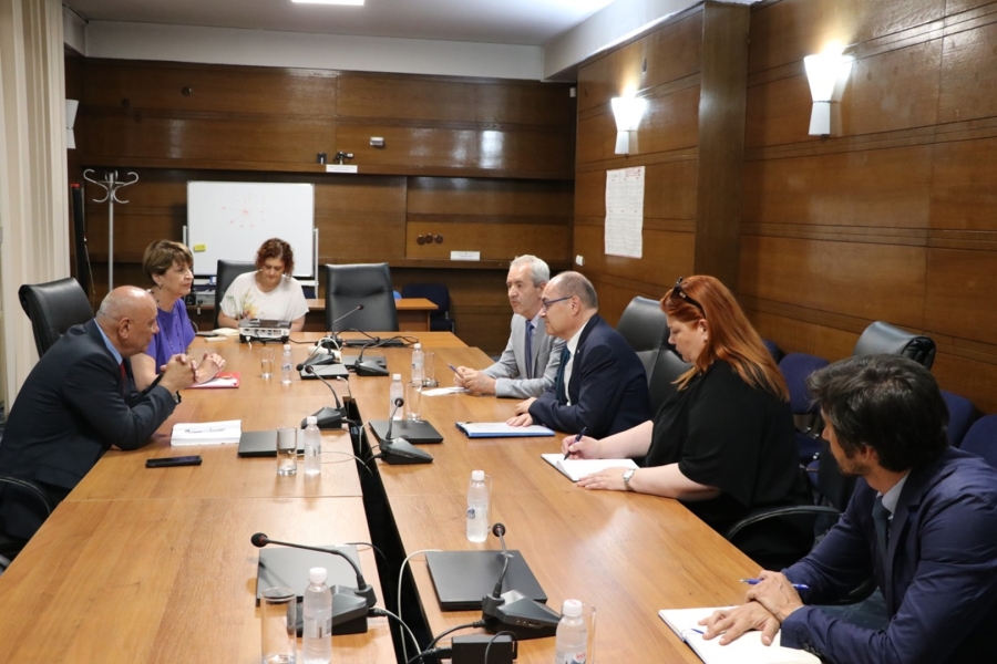 DOK MU PIC TRAŽI NASLJEDNIKA SCHMIDT I DALJE RADI: Posjetio je CIK i dao im važno obećanje