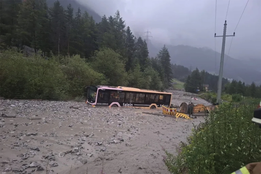 DRAMA U AUSTRIJI: Blatna bujica odnijela autobus s ceste, vatrogasci u zadnji tren spasili putnike i vozača (VIDEO)