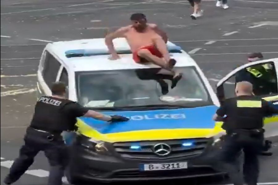 MIRNA PREDAJA NIJE BILA OPCIJA: Polugoli muškarac prkosio policiji, popeo se na kombi, a na kraju ga četvorica iznijela kao komad namještaja (VIDEO)