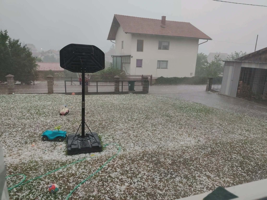 DOK PADAJU TEMPERATURNI REKORDI U DRUGIM GRADOVIMA: Jedan dio BiH zahvatilo jako nevrijeme S LEDOM (VIDEO)