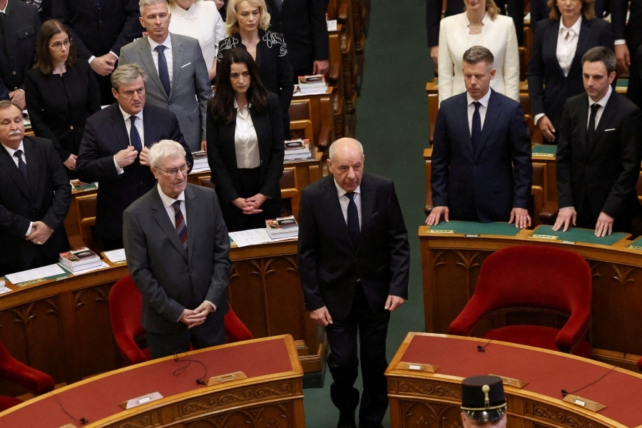 MAĐARSKI SEDMIČNIK POZIVA NOVU VLADU: 'Prekinite Orbanovu mrežu na Balkanu i otiđite u Potočare 11. jula'