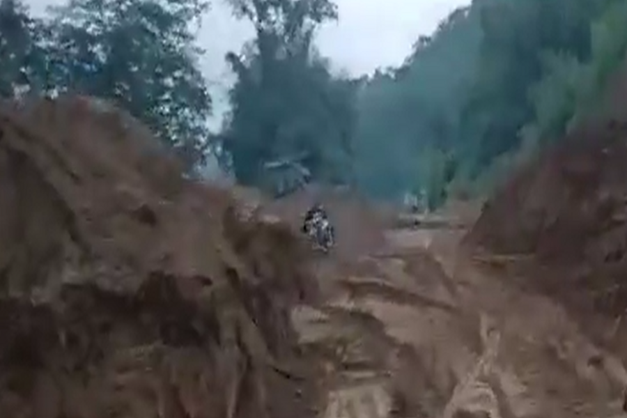 DRAMATIČAN SNIMAK SA SRETNIM KRAJEM: Klizište progutalo put i motociklistu, on čudom preživio bez ogrebotine (VIDEO)