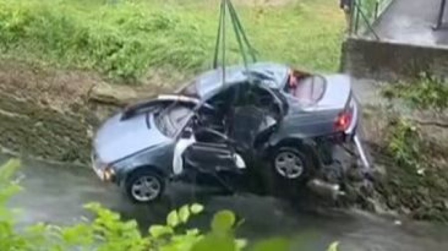 TRAGEDIJA U BIHAĆU: Muškarac automobilom sletio u Unu i smrtno stradao