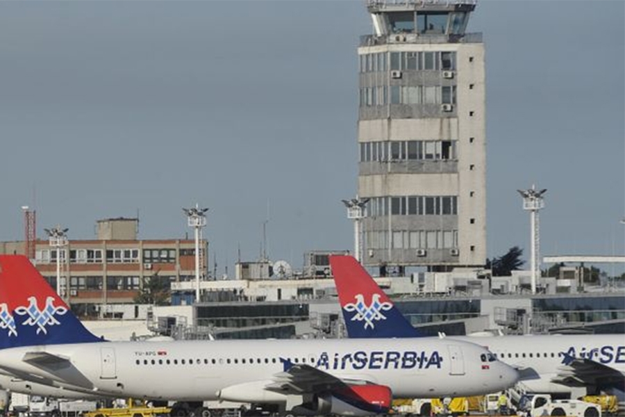 HAOS NA BEOGRADSKOM AERODROMU: Vučićeva osveta Crnogorcima - maltretirali putnike, oduzimali im pasoše, vodili ih u...