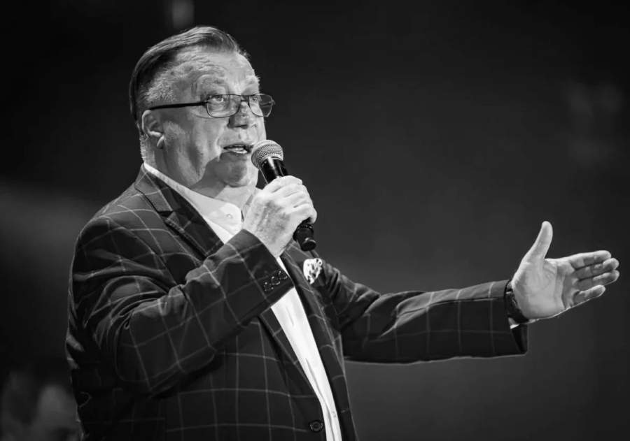 RODNI KRAJ MU UZVRATIO LJUBAV: Halid Bešlić dobio spomen-obilježje, sin Dino dirnuo sve riječima zahvalnosti (FOTO)