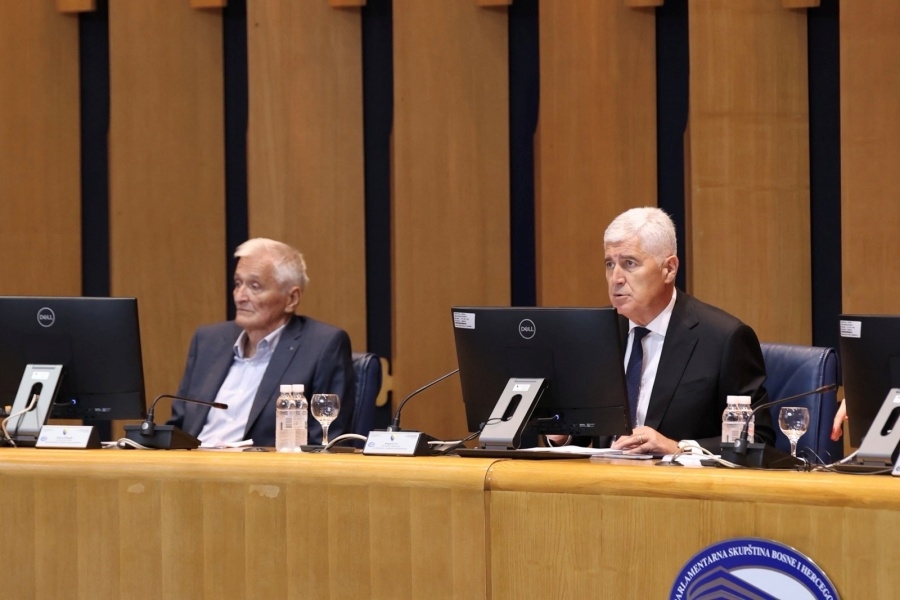 DRAMA NA SJEDNICI PARLAMENTA:  Čović ne dozvoljava dopunu dnevnog reda, Džaferović tražio pauzu