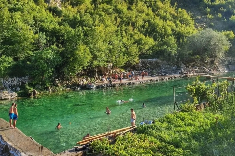 IZBJEGAVAJTE NAGLE ULASKE U HLADNU VODU: Muškarac preminuo na kupalištu u Hercegovini