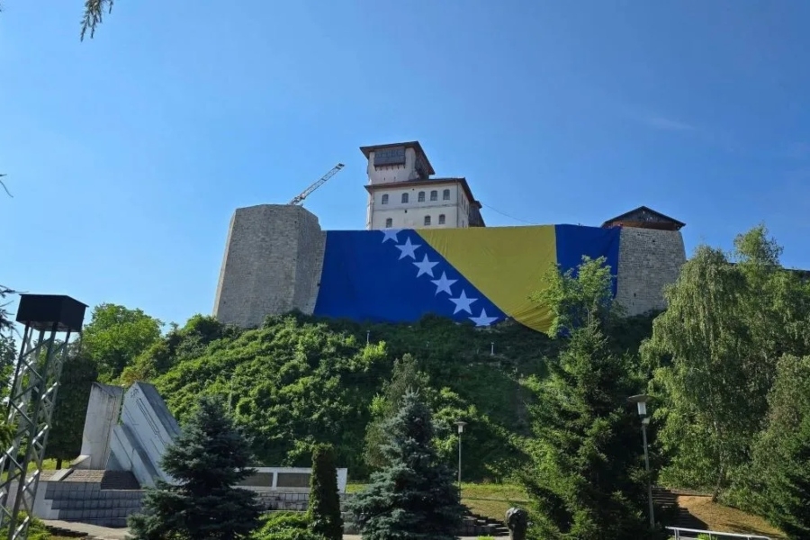 GRADAČAC POD NAJVEĆOM ZASTAVOM BiH: Simbol zajedništva zavijorio se na kuli Zmaja od Bosne