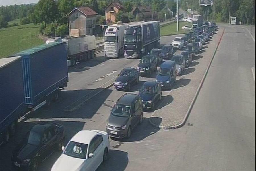 ČEKA SE SATIMA: Duge kolone vozila na tri granična prijelaza