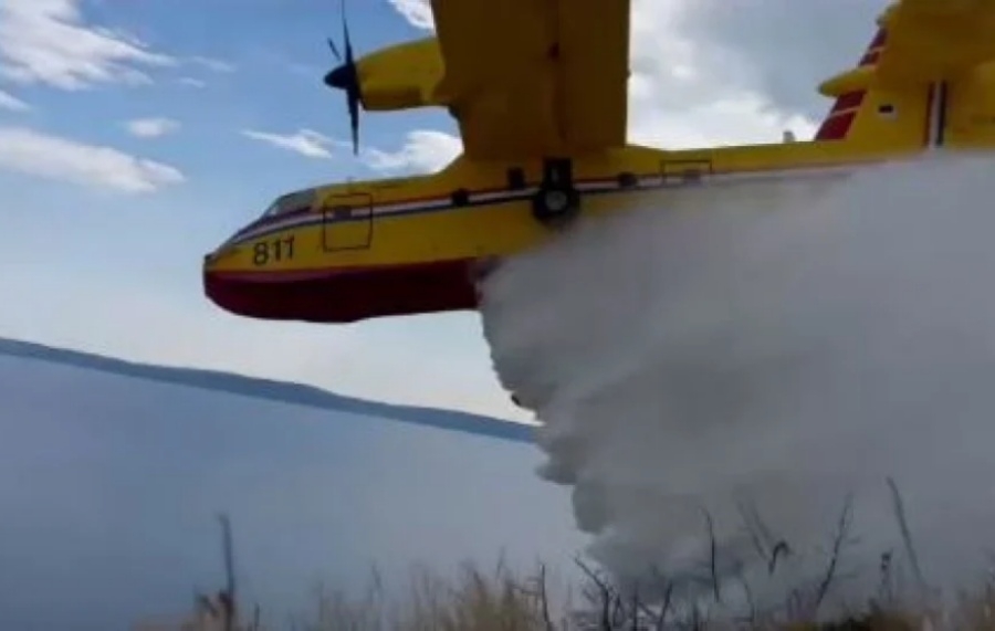 SNIMAK KOJI JE ŠOKIRAO MREŽE: Pilot letio tik do zemlje, kanaderom sve spasio (VIDEO)