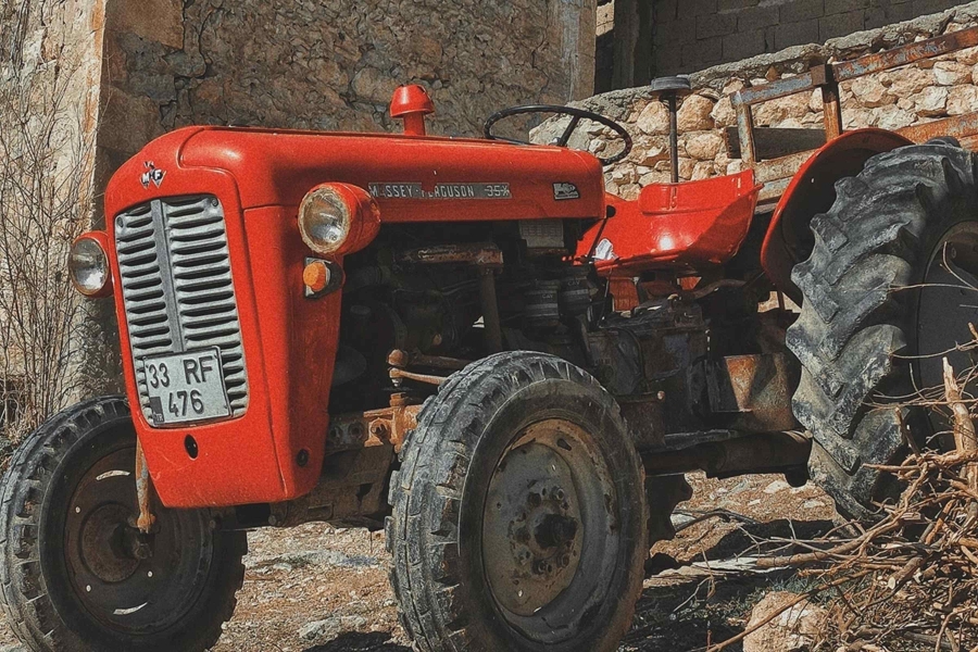 TRAGIČAN EPILOG NESREĆE: Ljekari nisu uspjeli, preminuo dječak koga je djed pregazio traktorom