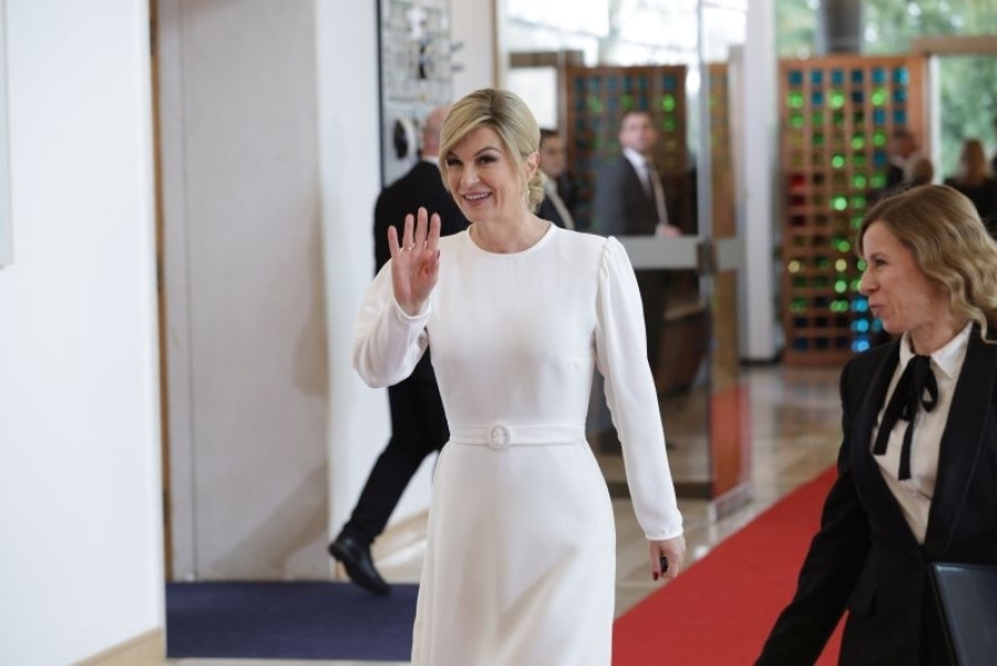 KOLINDA GRABAR-KITAROVIĆ ZABLISTALA NA KIPRU: Ležeran stajling i mladenačka energija privukli pažnju, jedan detalj posebno (FOTO)