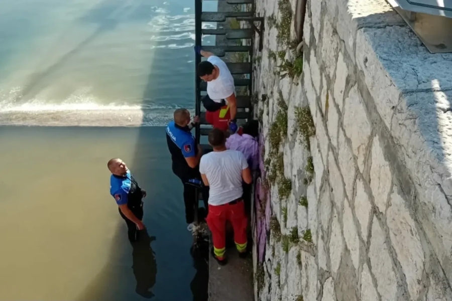 DRAMA U CENTRU SARAJEVA: Pijan se sunčao na zidiću iznad rijeke, pa završio u koritu Miljacke