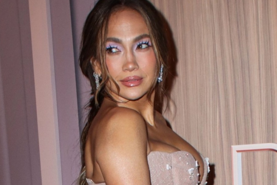 JENNIFER LOPEZ PONOVO U CENTRU PAŽNJE: Zbog jednog detalja na premijeri društvene mreže gore; 'Jesu li to nove?' (FOTO)
